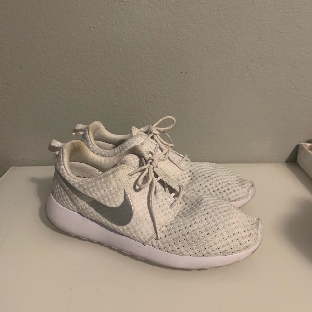 White nike roshes